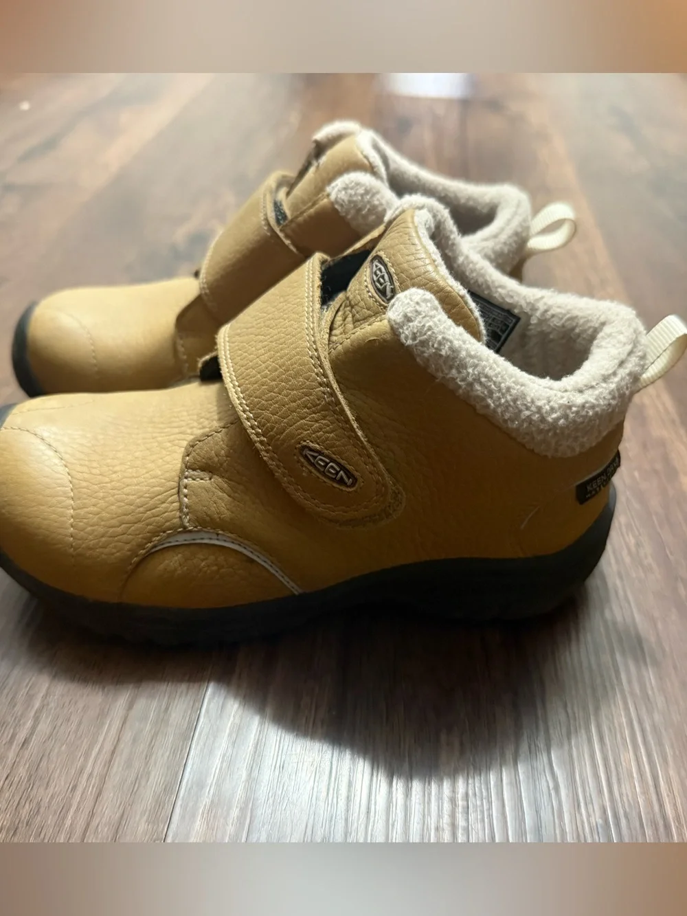 Keen Kootenay Kids Tan Hook-and-Loop Ankle Boots with Sherpa Collar. Like new!